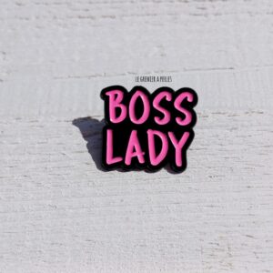 Pin's Boss Lady pin's 2810 pin's feministe pin's meuf qui gère pin's patronne pin's le grenier a perles